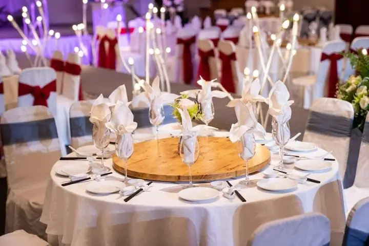 Tổng Hợp Mẫu Bàn Tiệc Cưới Sang Trọng Mới Nhất: Kiểu Dáng, Phong Cách Trang Trí & Tiêu Chí Chọn Mua Chuẩn