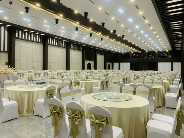 Tổng Hợp Mẫu Bàn Tiệc Cưới Sang Trọng Mới Nhất: Kiểu Dáng, Phong Cách Trang Trí & Tiêu Chí Chọn Mua Chuẩn
