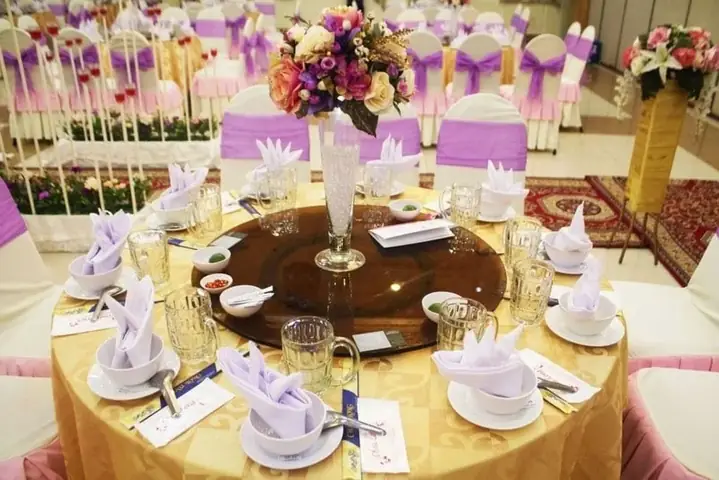 Tổng Hợp Mẫu Bàn Tiệc Cưới Sang Trọng Mới Nhất: Kiểu Dáng, Phong Cách Trang Trí & Tiêu Chí Chọn Mua Chuẩn