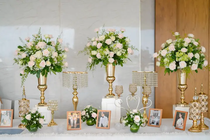 Tổng Hợp Mẫu Bàn Tiệc Cưới Sang Trọng Mới Nhất: Kiểu Dáng, Phong Cách Trang Trí & Tiêu Chí Chọn Mua Chuẩn