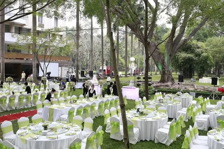 Tổng Hợp Mẫu Bàn Tiệc Cưới Sang Trọng Mới Nhất: Kiểu Dáng, Phong Cách Trang Trí & Tiêu Chí Chọn Mua Chuẩn