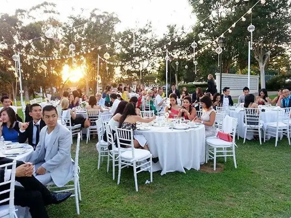 Hướng Dẫn Cách Sắp Xếp Sơ Đồ Bàn Tiệc Cưới Chuẩn Từng Bước: Nguyên Tắc Vị Trí, Phân Nhóm Khách & Lưu Ý Quan Trọng