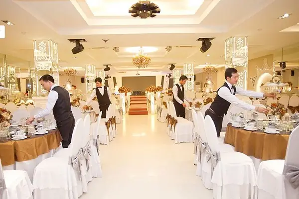 Cách Phục Vụ Tiệc Cưới Chuyên Nghiệp: Quy Trình Từng步骤 Tại Nhà Hàng Và Khách Sạn
