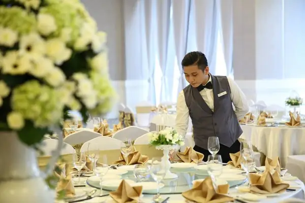 Cách Phục Vụ Tiệc Cưới Chuyên Nghiệp: Quy Trình Từng步骤 Tại Nhà Hàng Và Khách Sạn
