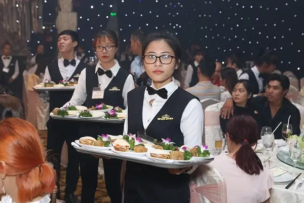 Cách Phục Vụ Tiệc Cưới Chuyên Nghiệp: Quy Trình Từng步骤 Tại Nhà Hàng Và Khách Sạn