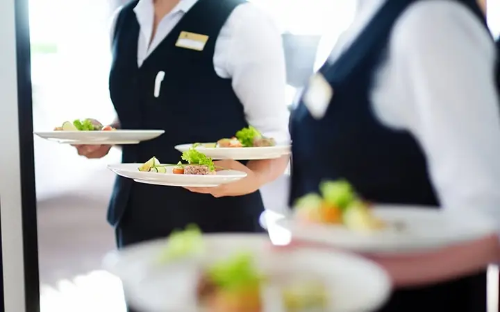 Tìm Việc Chạy Bàn Tiệc Cưới: Bảng Lương Thực Tế, Nơi Tuyển Uy Tín & Bí Quyết Làm Tốt Từ A-Z