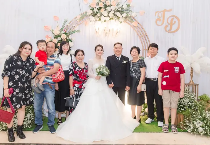 So Sánh Dịch Vụ Chụp Ảnh Tiệc Cưới: Truyền Thống Vs Phóng Sự, Báo Giá Gói Trọn Gói & Bí Quyết Chọn Thợ Uy Tín