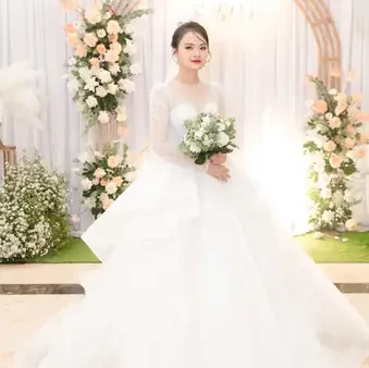 So Sánh Dịch Vụ Chụp Ảnh Tiệc Cưới: Truyền Thống Vs Phóng Sự, Báo Giá Gói Trọn Gói & Bí Quyết Chọn Thợ Uy Tín