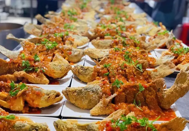 Hướng Dẫn Chọn Dịch Vụ Tiệc Cưới Tại Nhà Trọn Gói: So Sánh Giá, Thực Đơn & 5 Tiêu Chí Quan Trọng