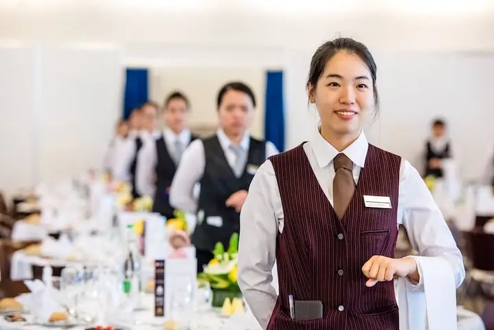 Bảng Mức Lương Nhân Viên Phục Vụ Tiệc Cưới Mới Nhất 2025: Theo Ca, Tháng & Khu Vực