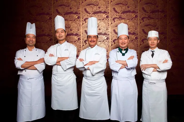 Bảng Mức Lương Nhân Viên Phục Vụ Tiệc Cưới Mới Nhất 2025: Theo Ca, Tháng & Khu Vực