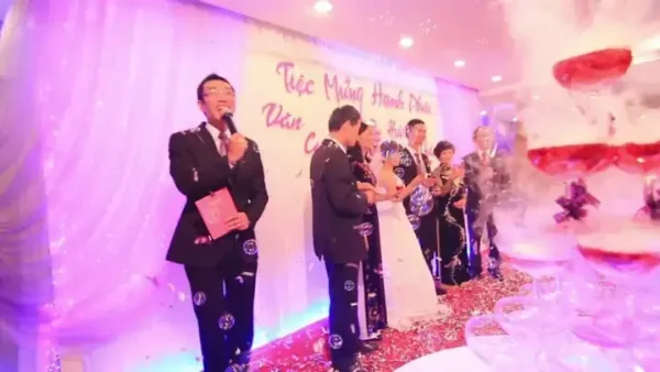 Hướng Dẫn Kịch Bản MC Tiệc Cưới Nhà Hàng Chuẩn Chuyên Nghiệp: Cấu Trúc, Mẫu Lời Dẫn & Bí Quyết Chọn MC