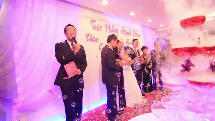 Hướng Dẫn Kịch Bản MC Tiệc Cưới Nhà Hàng Chuẩn Chuyên Nghiệp: Cấu Trúc, Mẫu Lời Dẫn & Bí Quyết Chọn MC