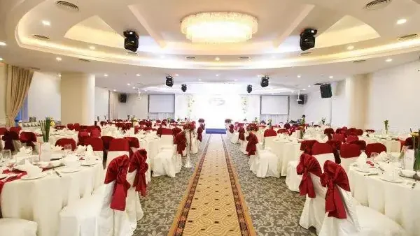 Top 10+ Nhà Hàng Tiệc Cưới Nhỏ Dưới 10 Bàn Tại TP.HCM 2025: Menu, Giá & Kinh Nghiệm Chọn Đúng Chuẩn