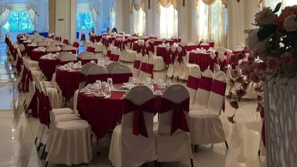 So Sánh Dịch Vụ Nhận Đặt Tiệc Cưới Tại Nhà Trọn Gói: Bảng Giá, Thực Đơn & Quy Trình Chọn Đơn Vị Uy Tín