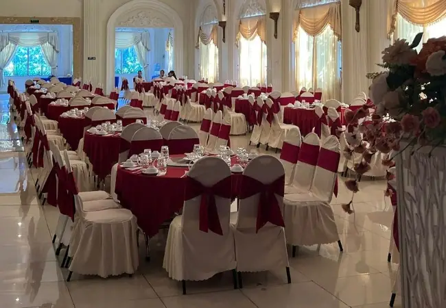 So Sánh Dịch Vụ Nhận Đặt Tiệc Cưới Tại Nhà Trọn Gói: Bảng Giá, Thực Đơn & Quy Trình Chọn Đơn Vị Uy Tín