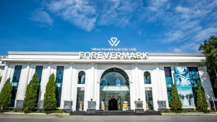 Chọn Tiệc Cưới Forevermark Nào? So Sánh Tây Hồ Và Lê Đức Thọ Cho Cặp Đôi