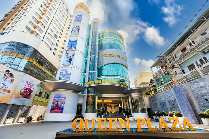 Trung Tâm Hội Nghị Tiệc Cưới Queen Ở Đâu? Danh Sách Địa Điểm Queen Plaza